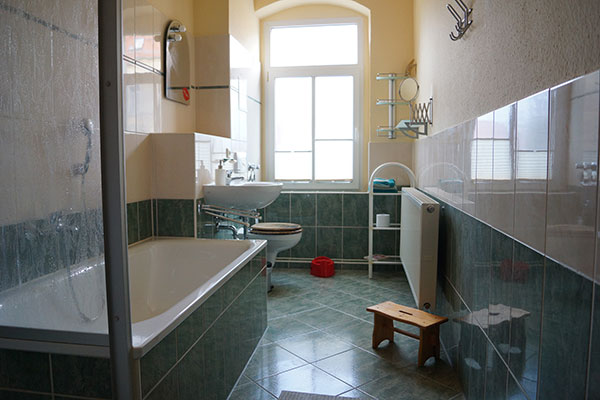 Tageslichtbad der Ferienwohnung mit Badewanne, Dusche und Waschmaschine
